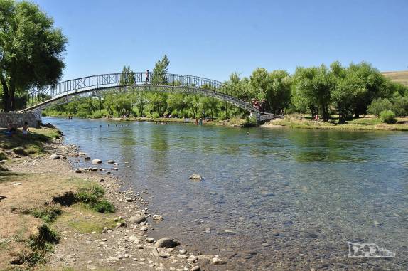Um rio de águas cristalinas corta a simpática Junín de Los Andes, na Argentina